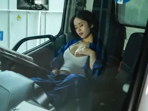 Anh xã thất nghiệp, cô vợ đi làm tài xế giao cò và cái kết