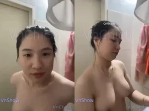 Gái vú đẹp, vừa call với bồ vừa tắm