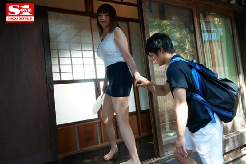 Anh chàng dâm đãng củ khoải khi nhìn trộm em họ cắm sừng với chồng