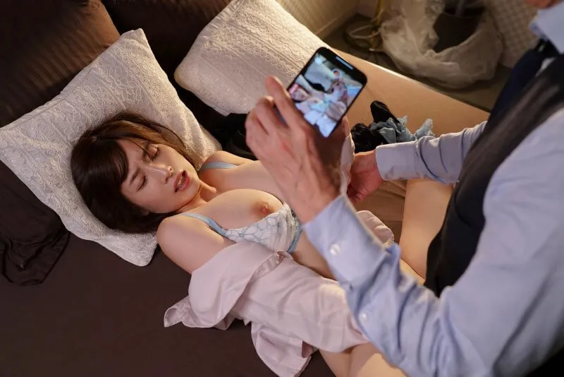 Cấp trên chuốc thuốc em thư ký bắt trả bài cả đêm khi đi công chuyện xa