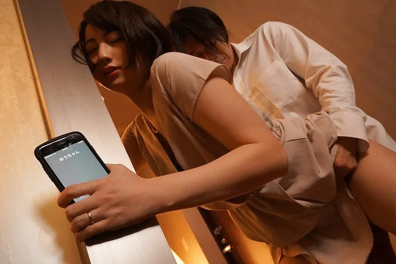 Người vợ đi họp lớp rồi trả bài với nyc mặc cho ông xã ở nhà chờ