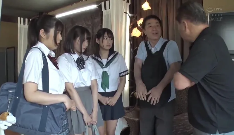 Thất nghiệp, ông bố khốn nạn dẫn 3 con mèo nhỏ đi bán dâm