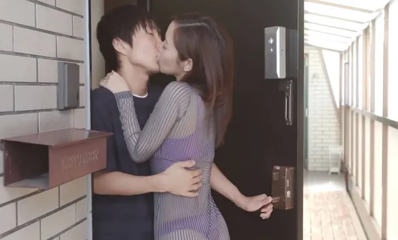 Cô gái nhà kế bên với chiếc quần lót lọt khe và cậu nhóc nhà bên may mắn